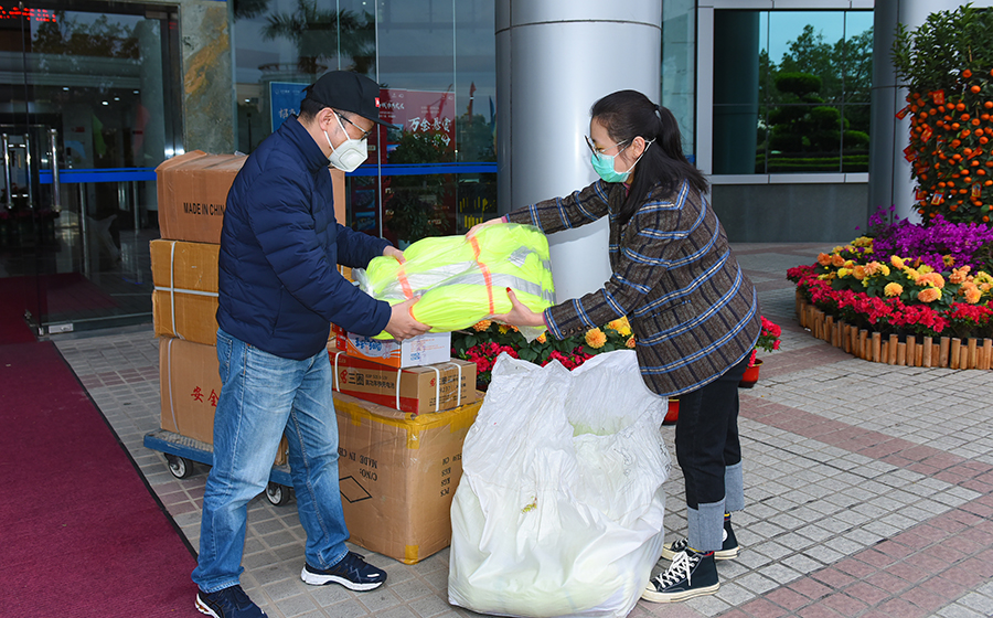 社區(qū)基金會(huì)將采購的防疫物資交付防疫指揮部-900.jpg